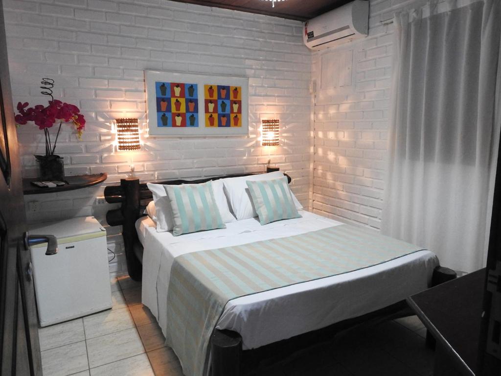 Quarto com cama de casal bem iluminado