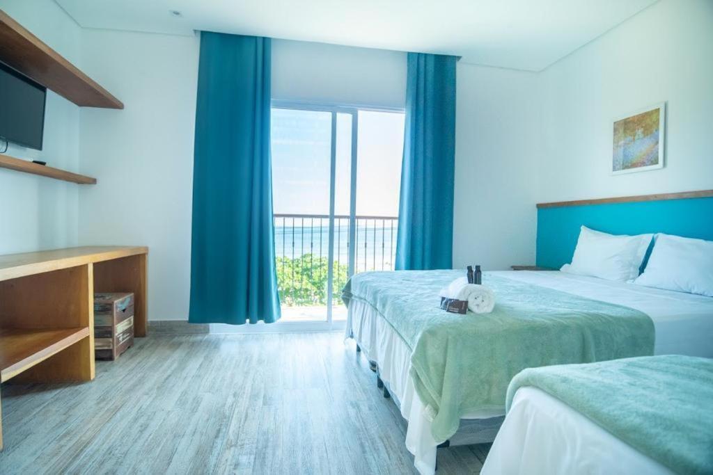 Quarto grande e bem iluminado com vista para o mar