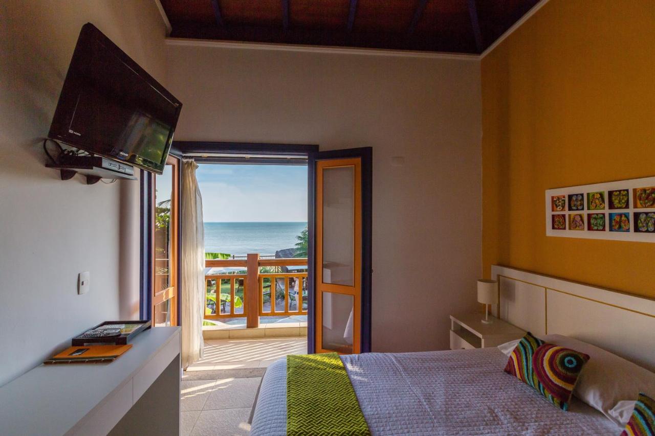 Quarto com cama de casal e varanda com vista para a praia