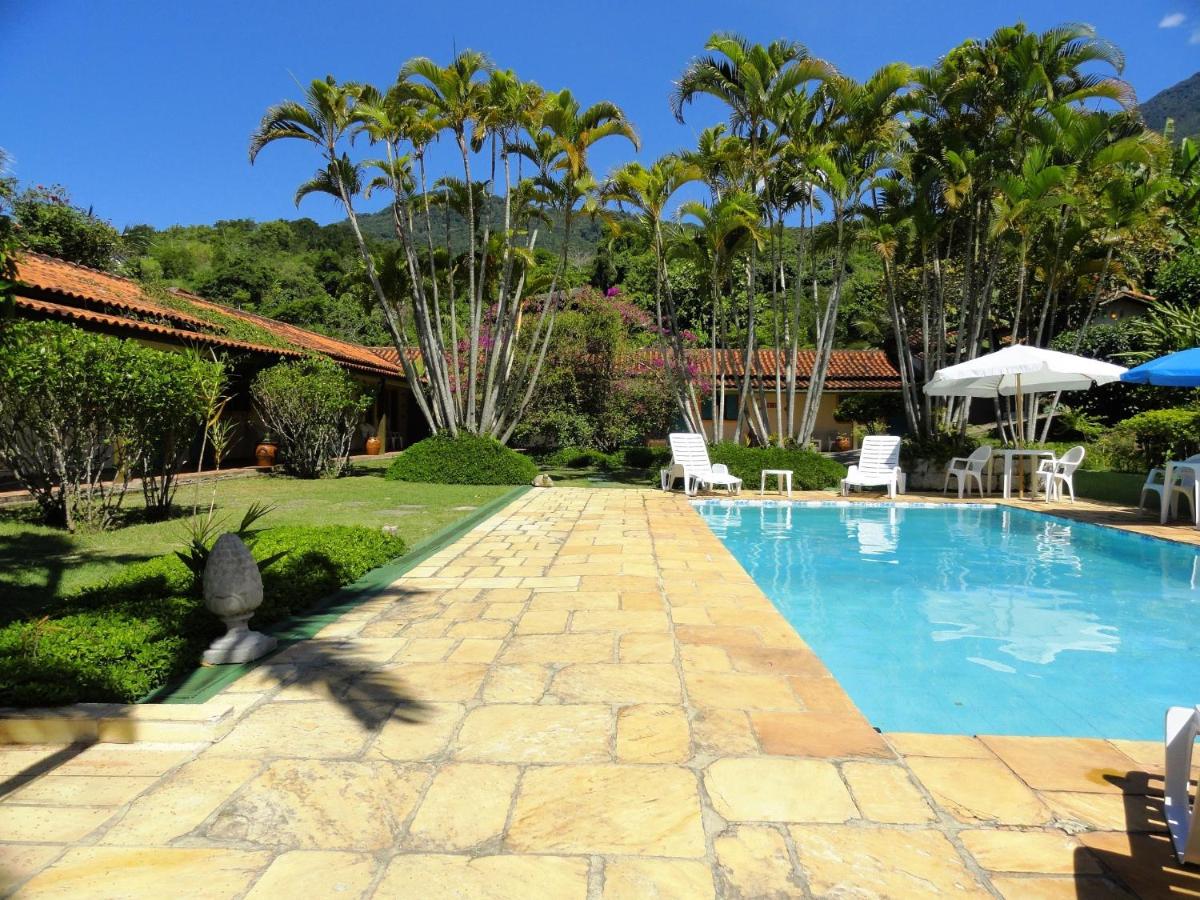 Piscina ao ar livre em área arborizada