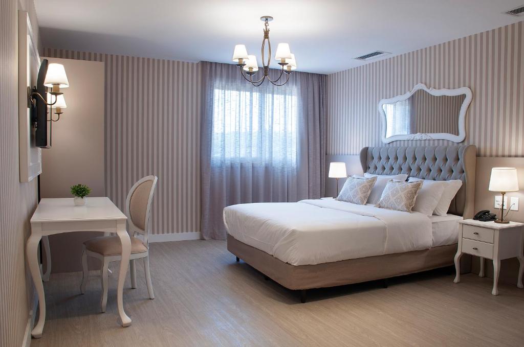 Quarto de casal com decoração clássica e elegante