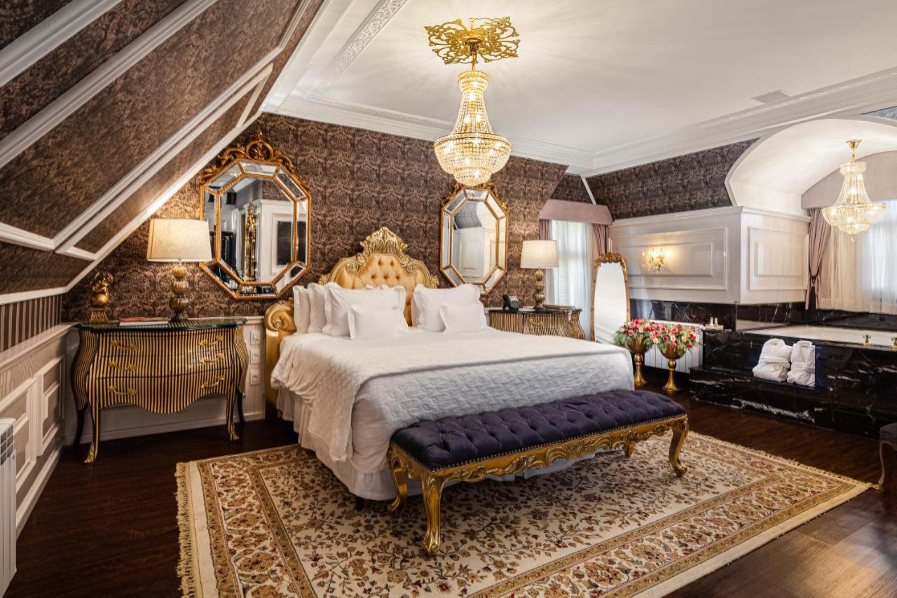 Quarto luxuoso de casal com decoração francesa clássica