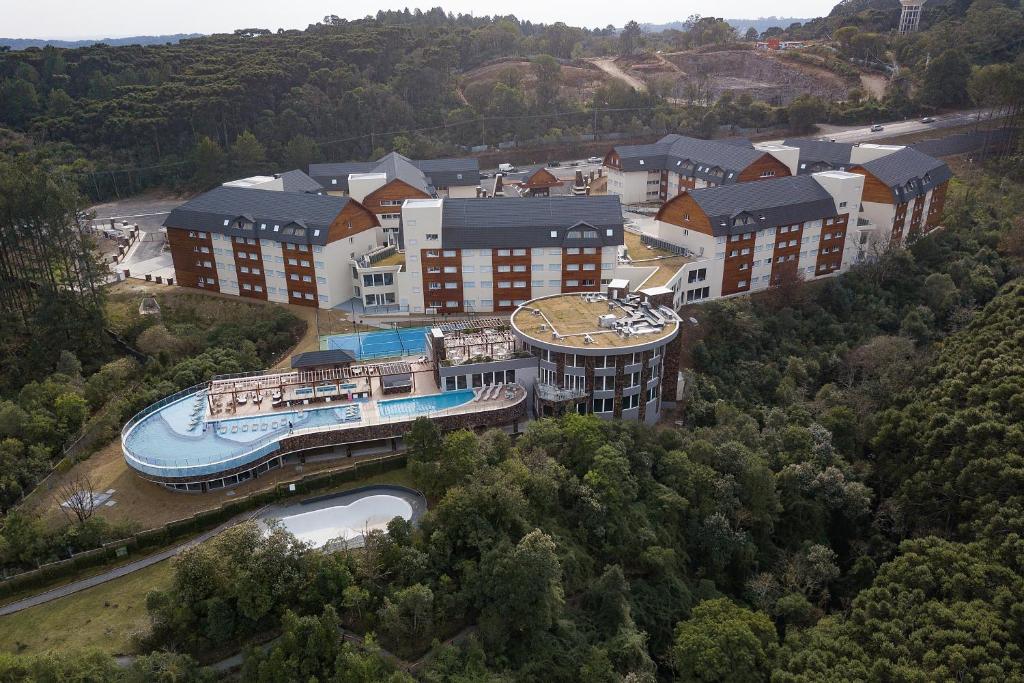 Vista panorâmica de grande hotel com piscinas ao ar livre