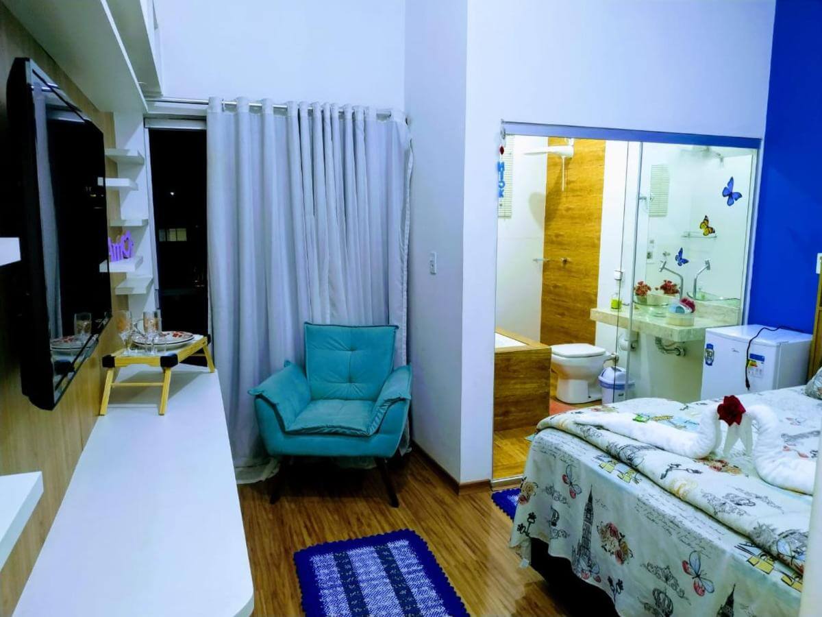 Quarto de casal com banheiro em pousada em São Thomé das Letras