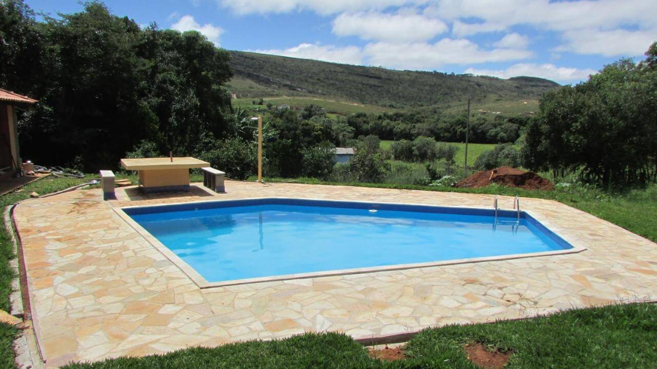 Piscina ao ar livre com vista para a natureza