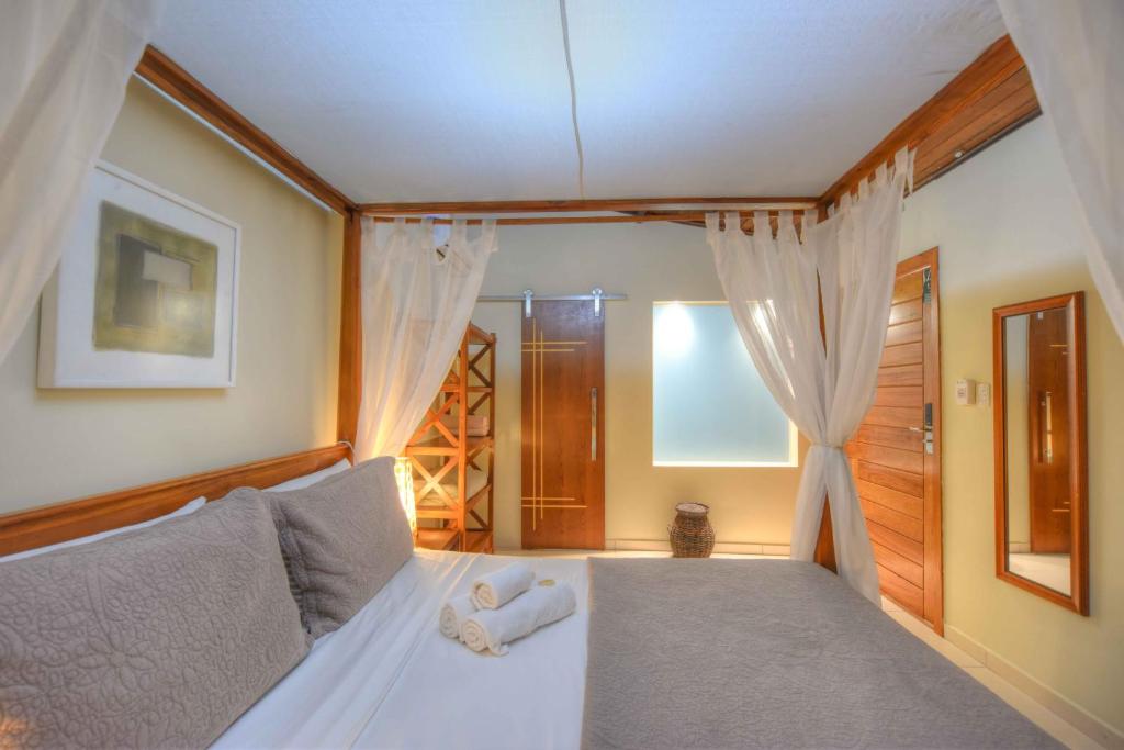 Quarto de casal com decoração elegante em pousada na Ilha do Mel