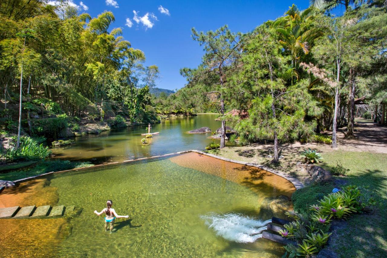 Cachoeira em meio a resort em São Pedro da Serra