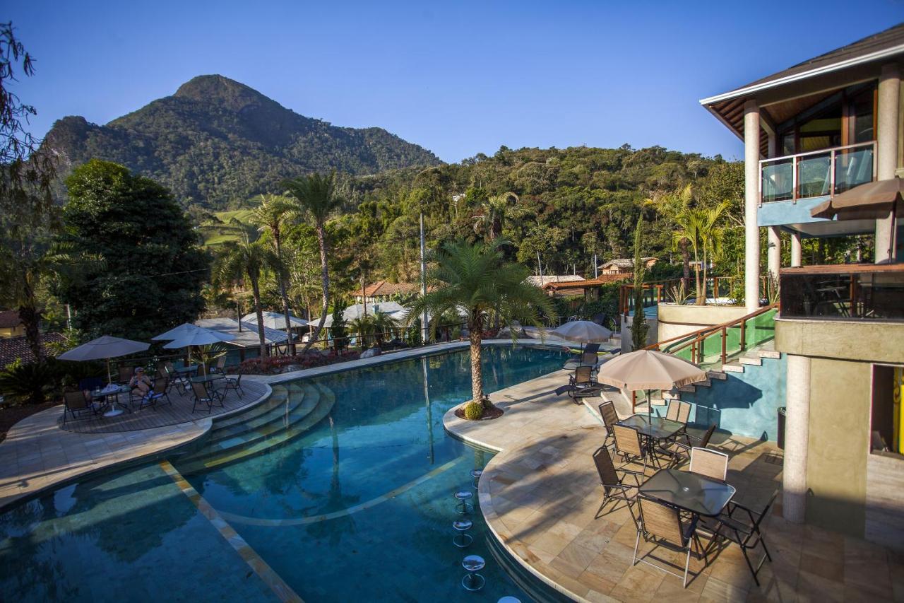 Piscina ao ar livre com vista para montanhas