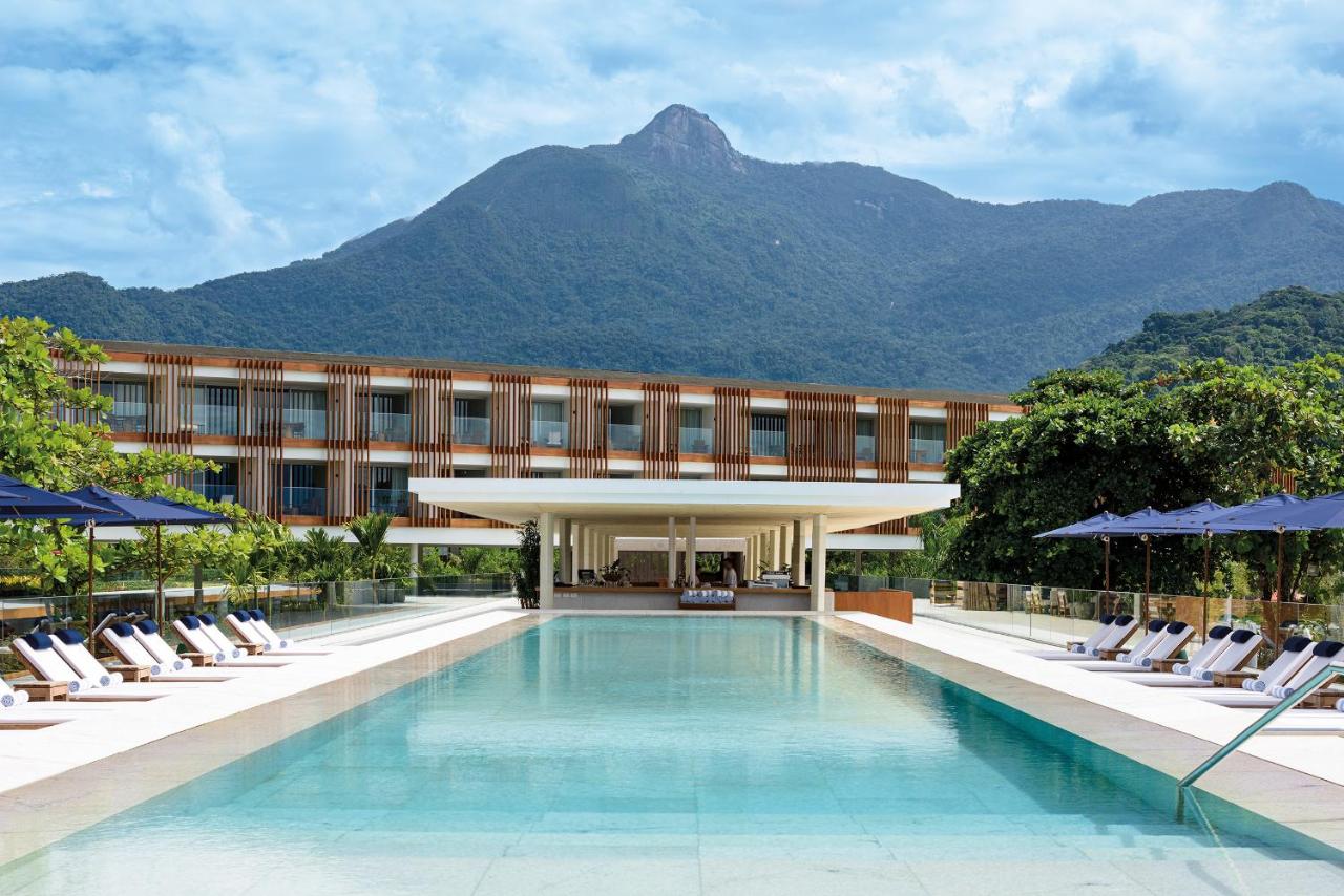 Fachada e piscina ao ar livre do Hotel Fasano Angra dos Reis