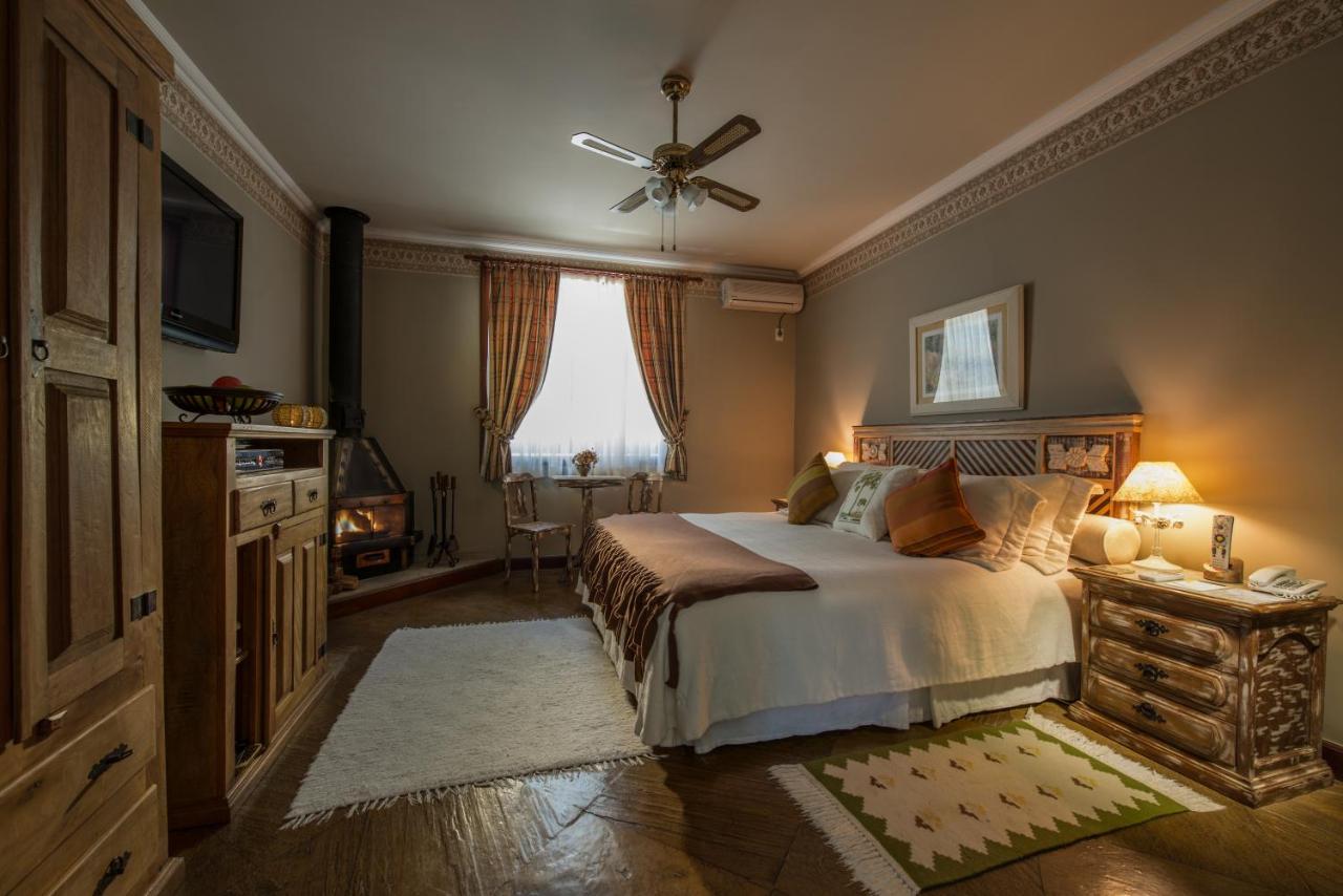 Quarto com cama de casal com decoração clássica e elegante