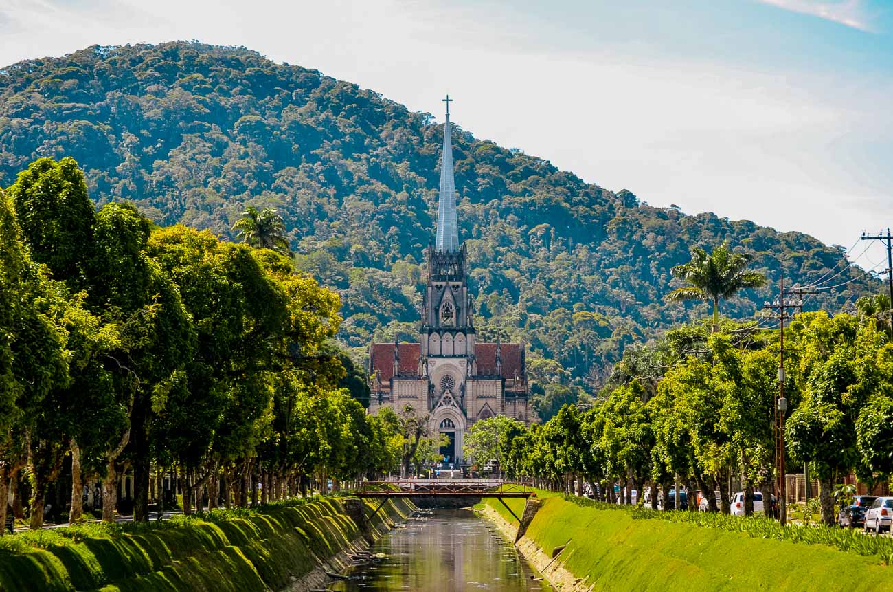 Caminho até a Catedral São Pedro de Alcantara em Petrópolis, cercado por árvores