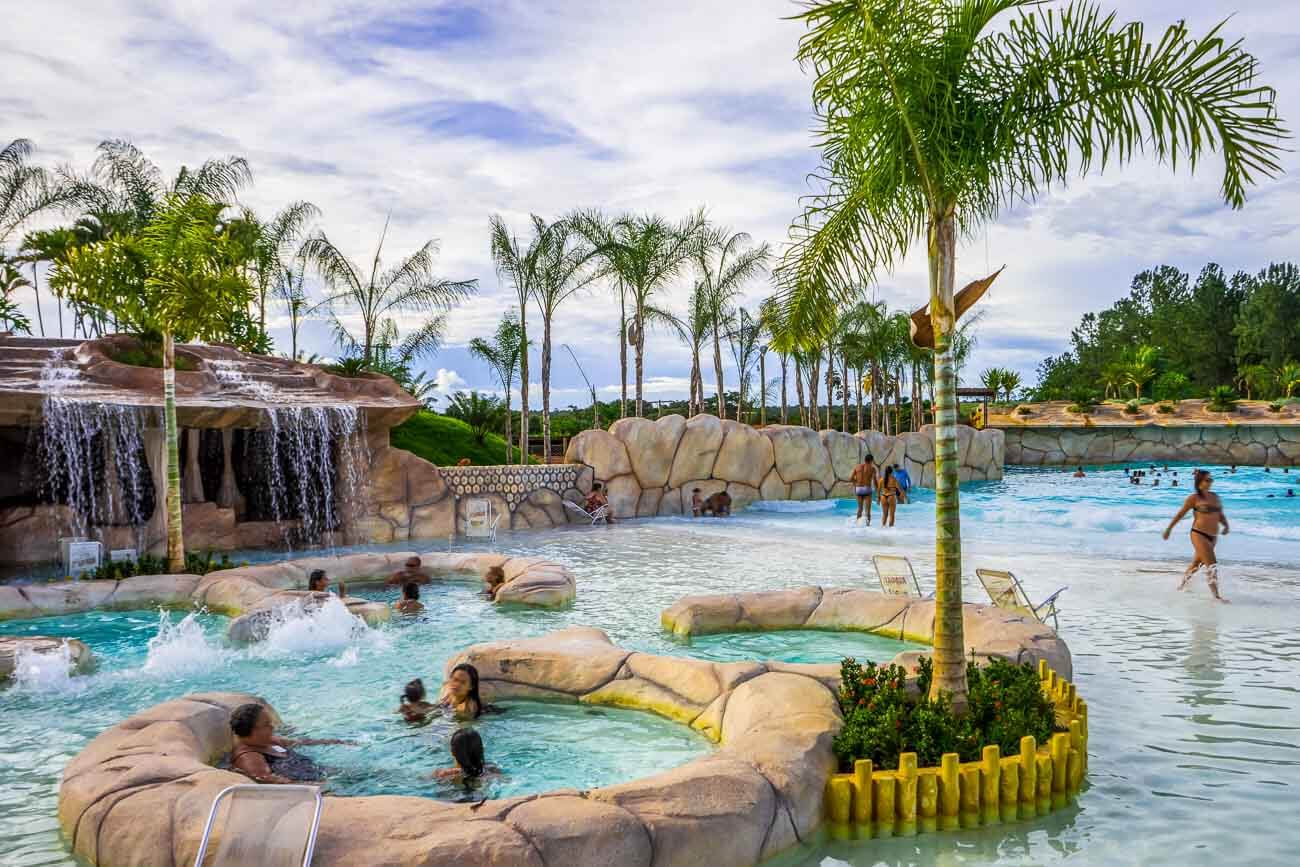 Piscina com ondas ao fundo no Lagoa Termas Parque
