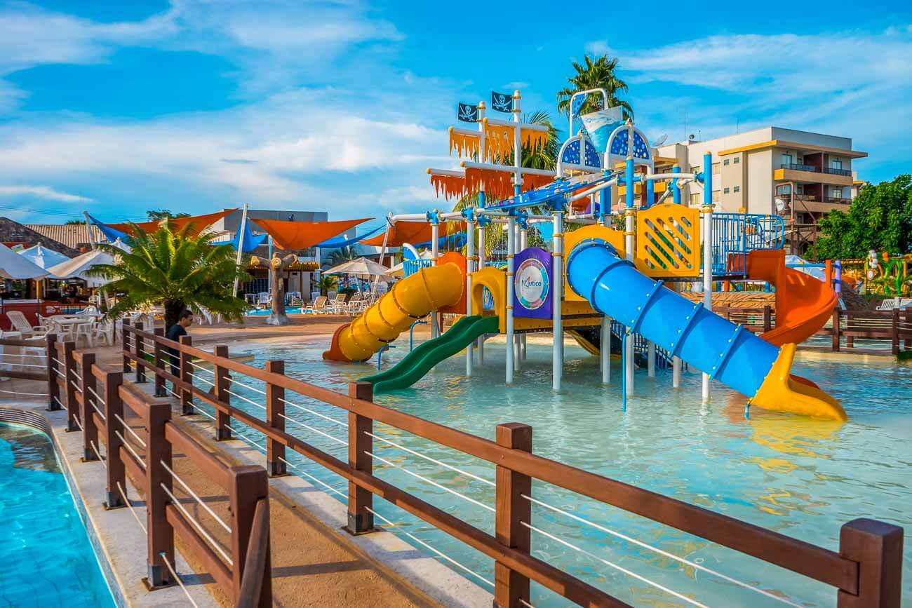 Piscina com tobogãs no Náutico Park