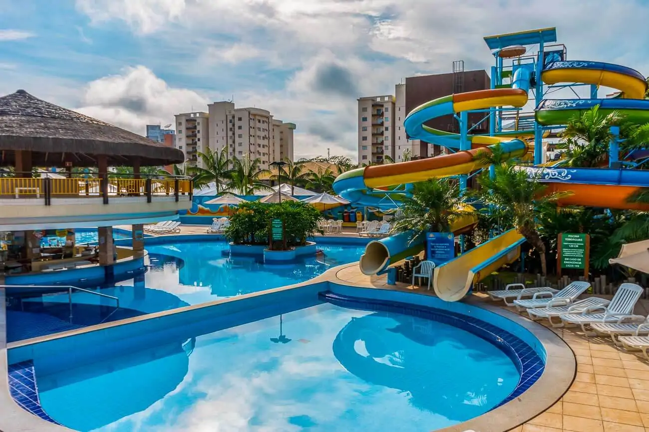 Piscina com toboáguas no Clube Privé em Calda Novas