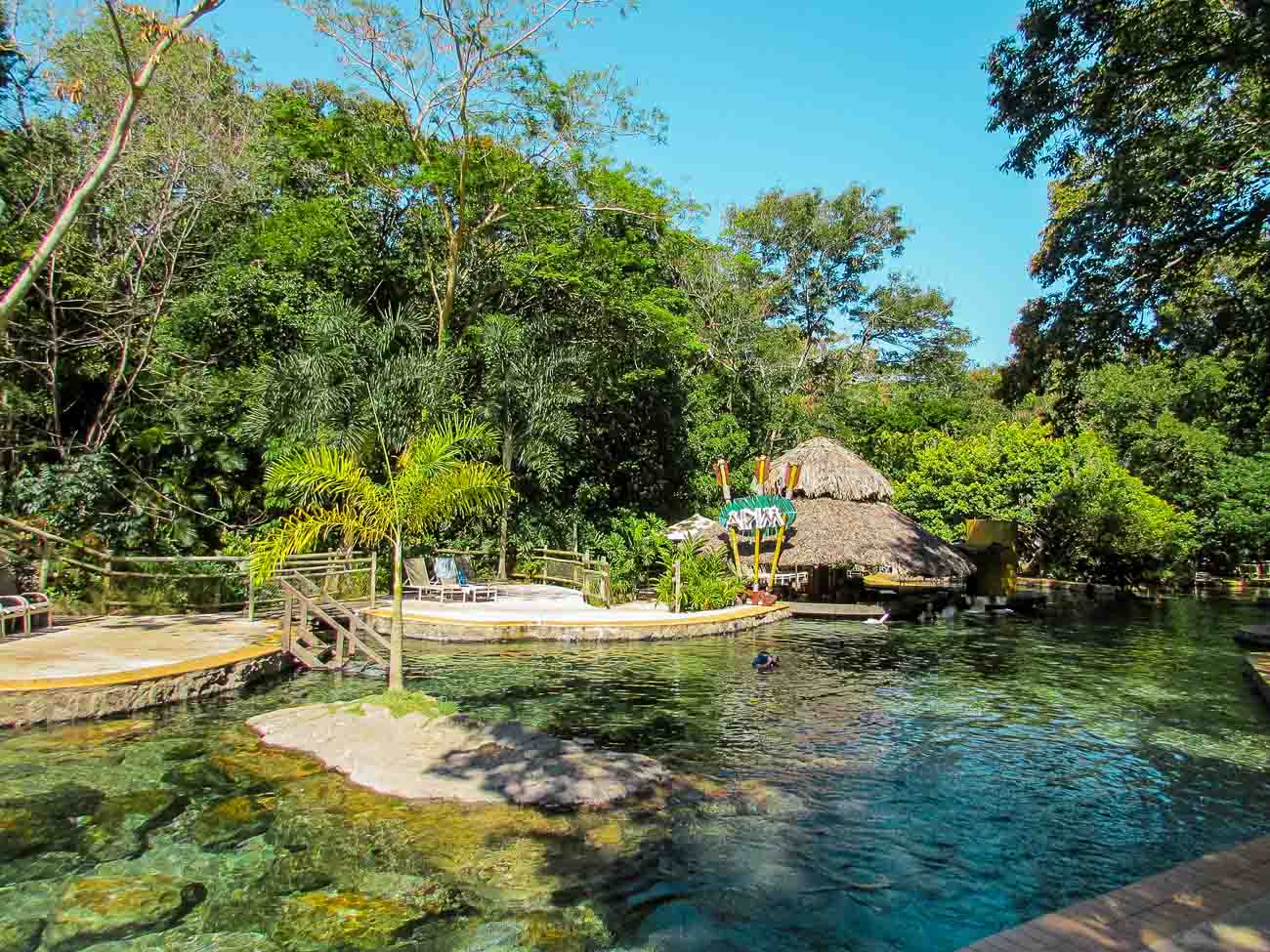 Águas cristalinas e cercada pela natureza no Parque das Fontes