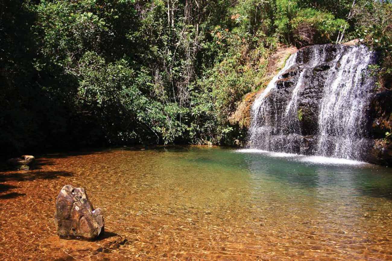 Cachoeira da Cascatinha em Caldas Novas com águas cristalinas e queda d'água