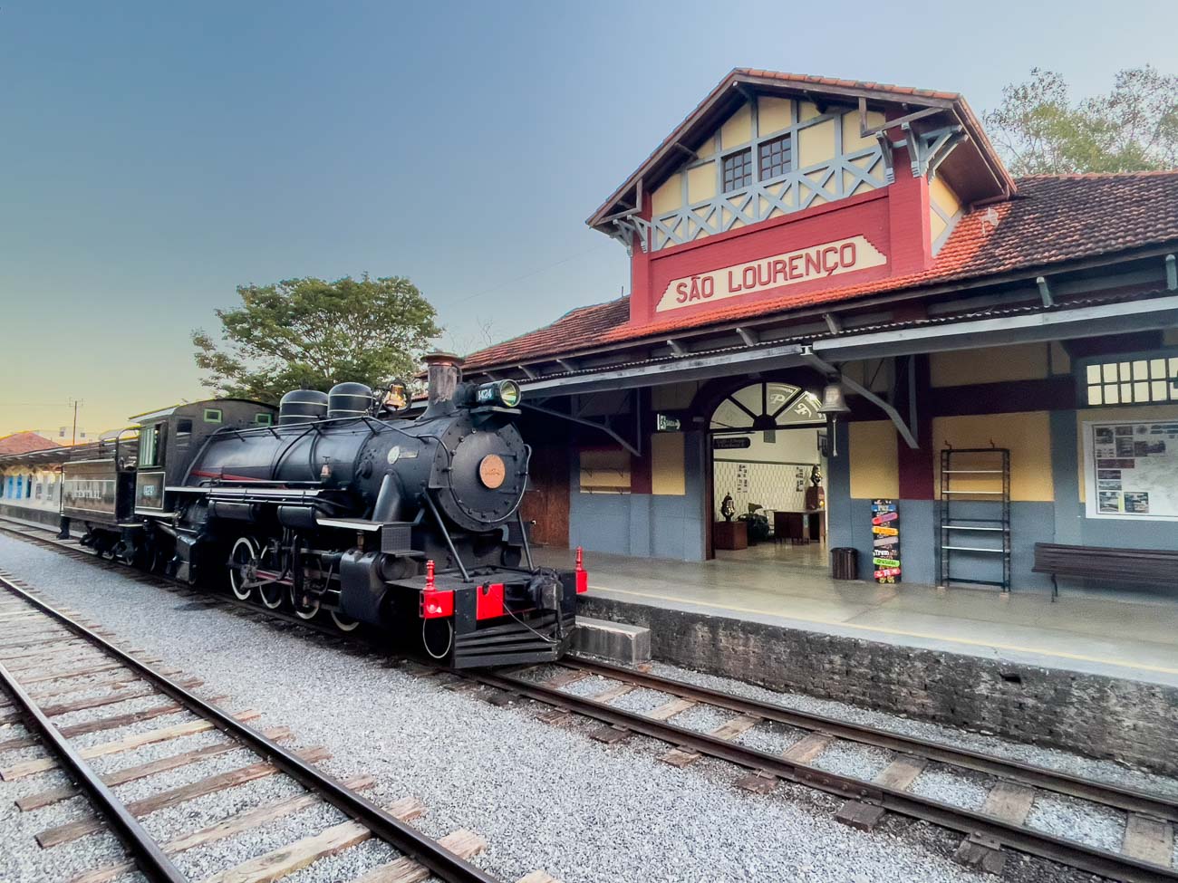 Locomotiva a vapor e estação ferroviária de São Lourenço