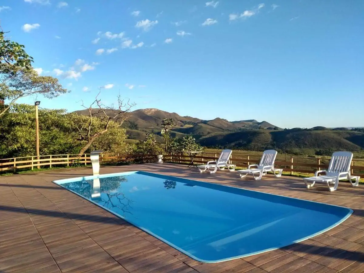 Piscina ao ar livre com vista para as montanhas da Serra da Canastra