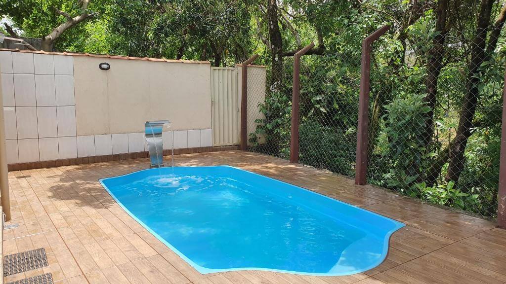Piscina com vista para verde em casa de hóspedes na Serra da Canastra