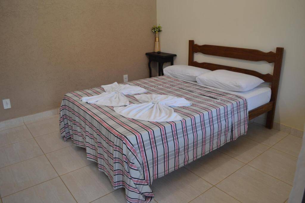 Quarto com cama de casal simples