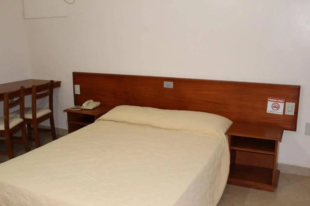 Quarto com cama de casal em hotel em Sacramento, Minas.