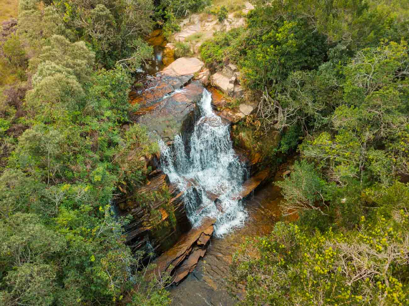 Vista de cima das quedas d'águas da Cachoeira do Salomão em meio à natureza