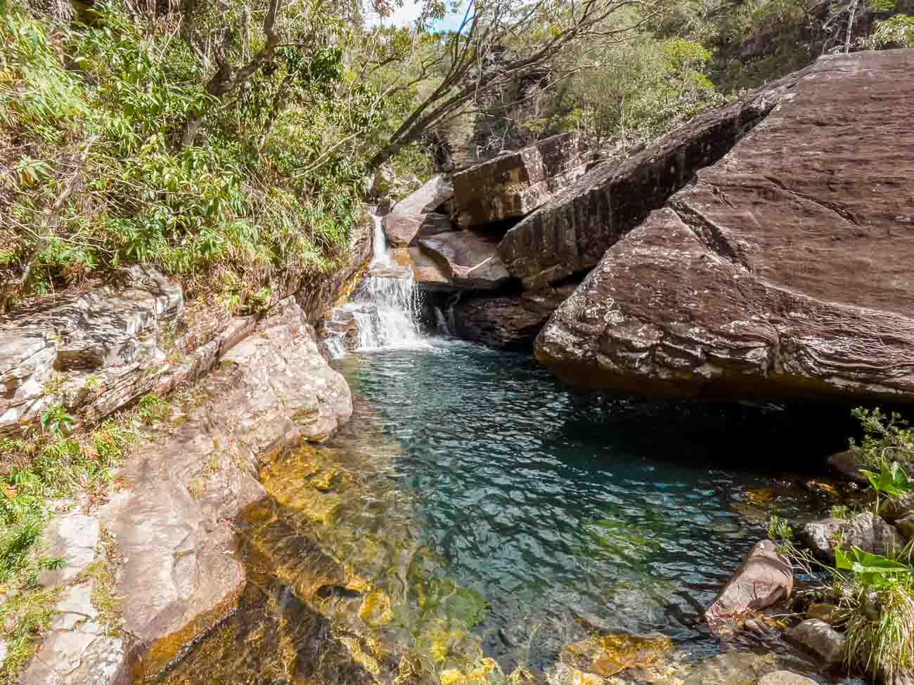 Poço de águas em tons de azul no Complexo do Mongol