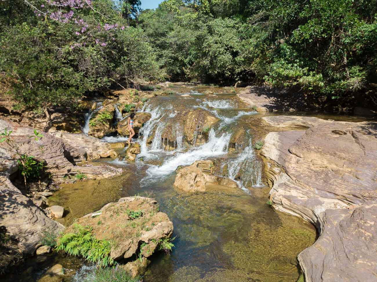 Vista de cima da Cachoeira das Três Quedas em Formosa, cercada pela natureza