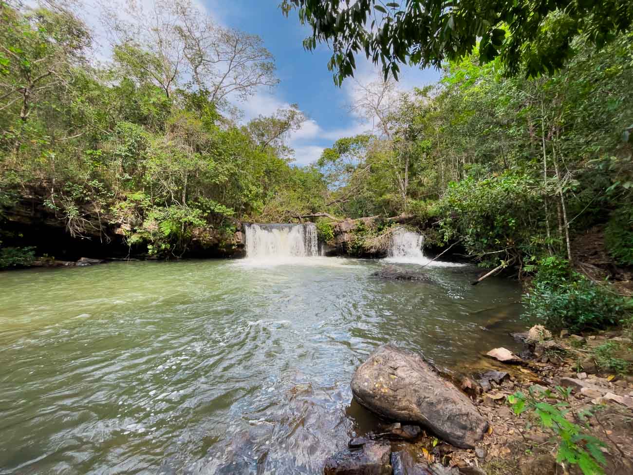 Poço grande e ao fundo queda da Cachoeira da Anta em Formosa