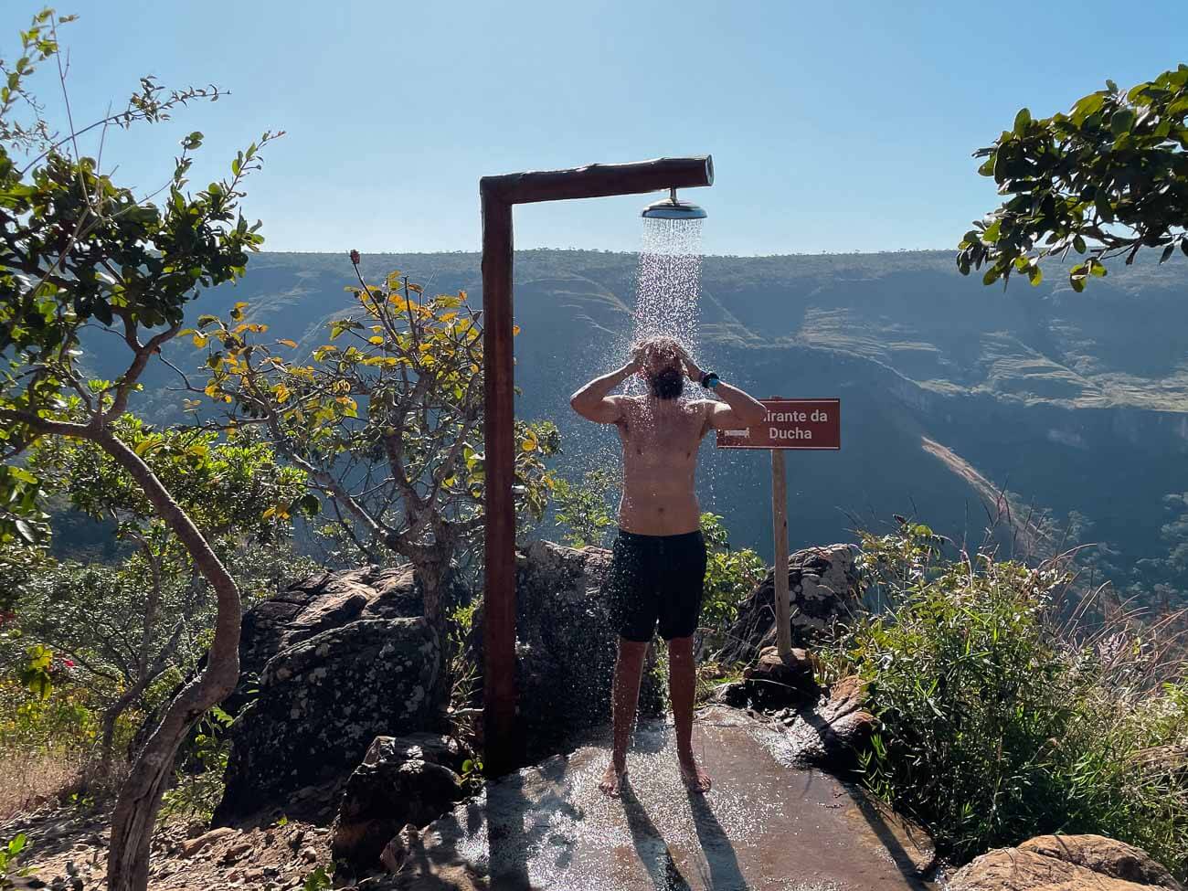 Homem tomando banho em chuveiro no Mirante de Ducha em Formosa