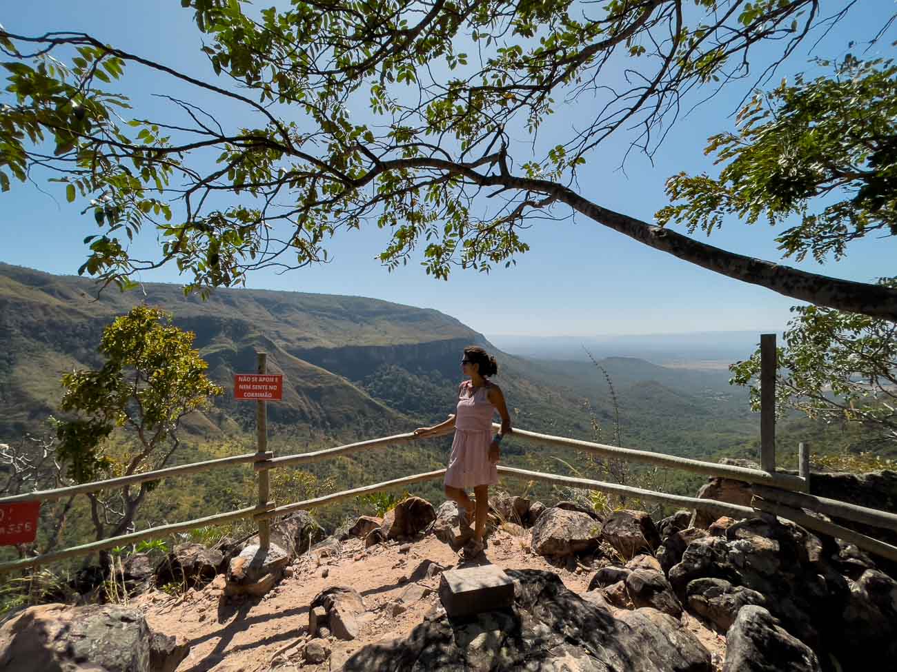 Homem admirando a paisagem no Mirante do Camaleão