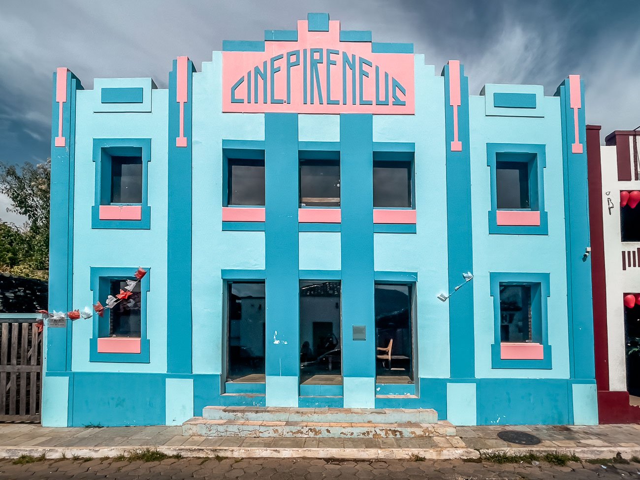 Fachada em azul e detalhes rosas do Cine Pireneus em Pirenópolis em estilo art déco