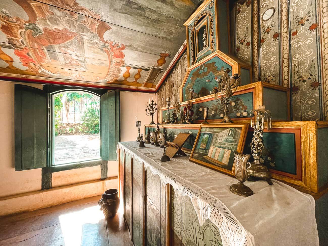 Capela na Fazenda Babilônia com itens antigos