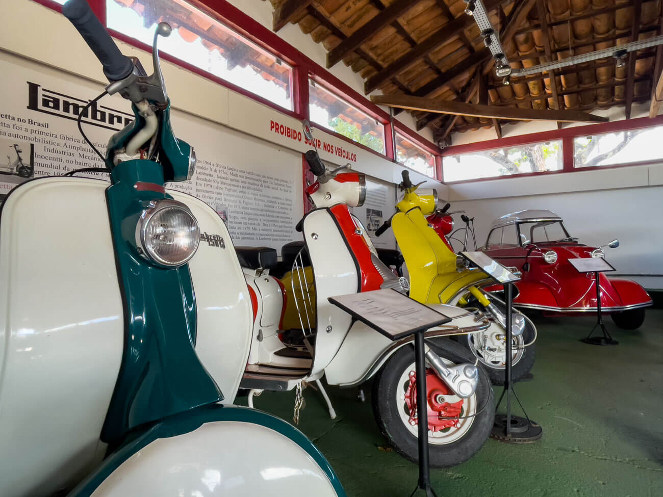 Motocicletas antigas e coloridas no Museu Rodas do Tempo em Pirenópolis