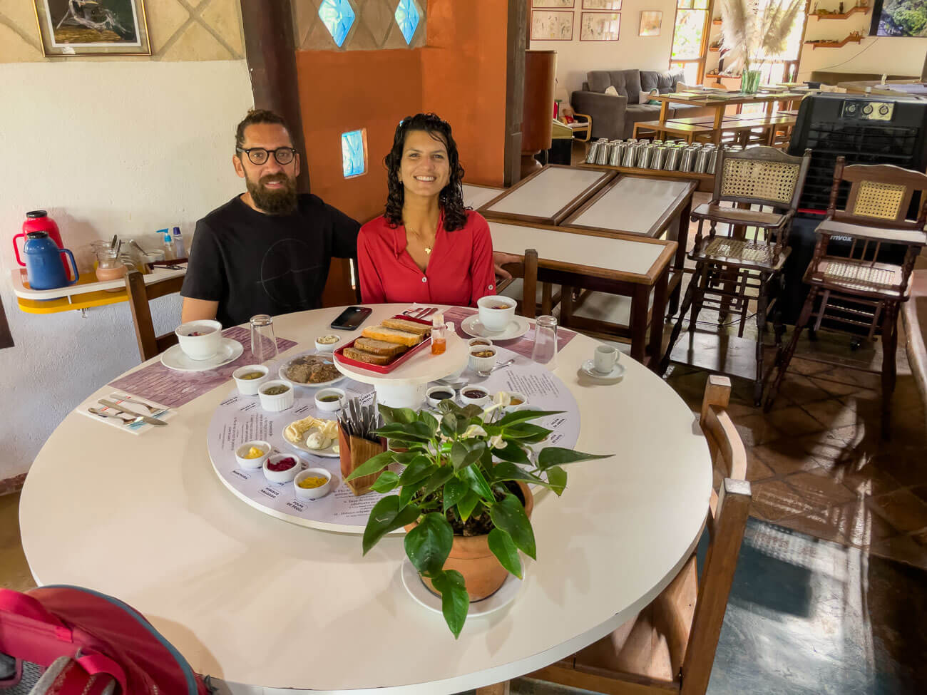 Homem e mulher sentados em uma mesa com brunch no Santuário de Vida Silvestre Vagafogo