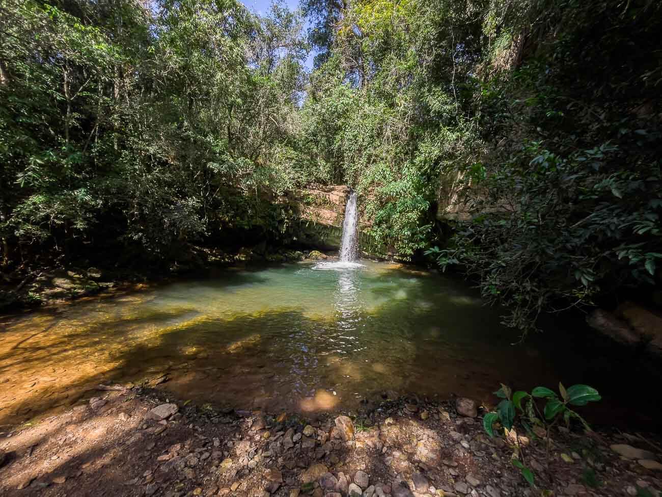 Poço de águas azuis cristalinas na Cachoeira do Sileno na Serra da Canastra