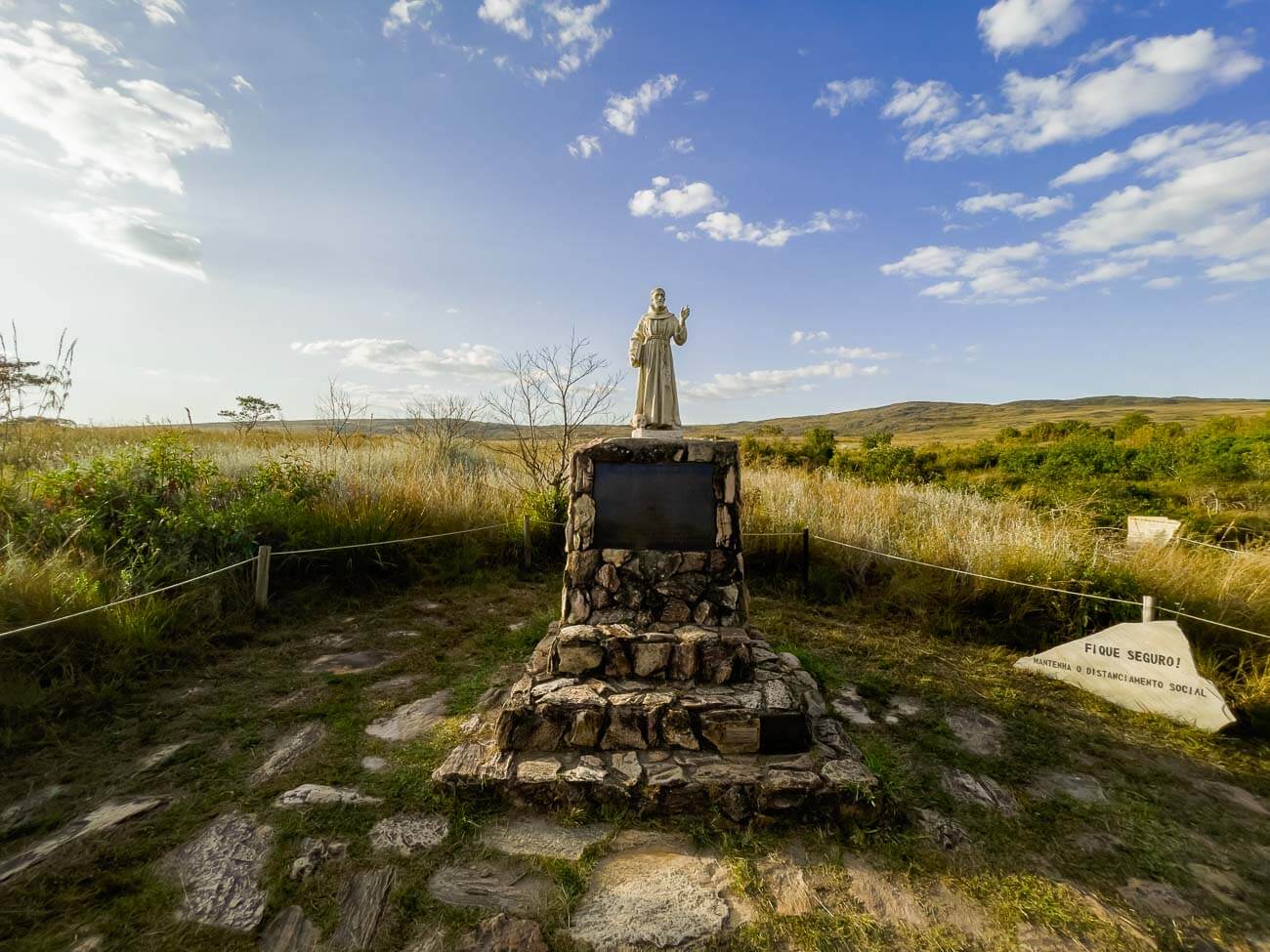 Estátua de São Francisco em cima de uma estrutura de pedras na nascente do Rio São Francisco