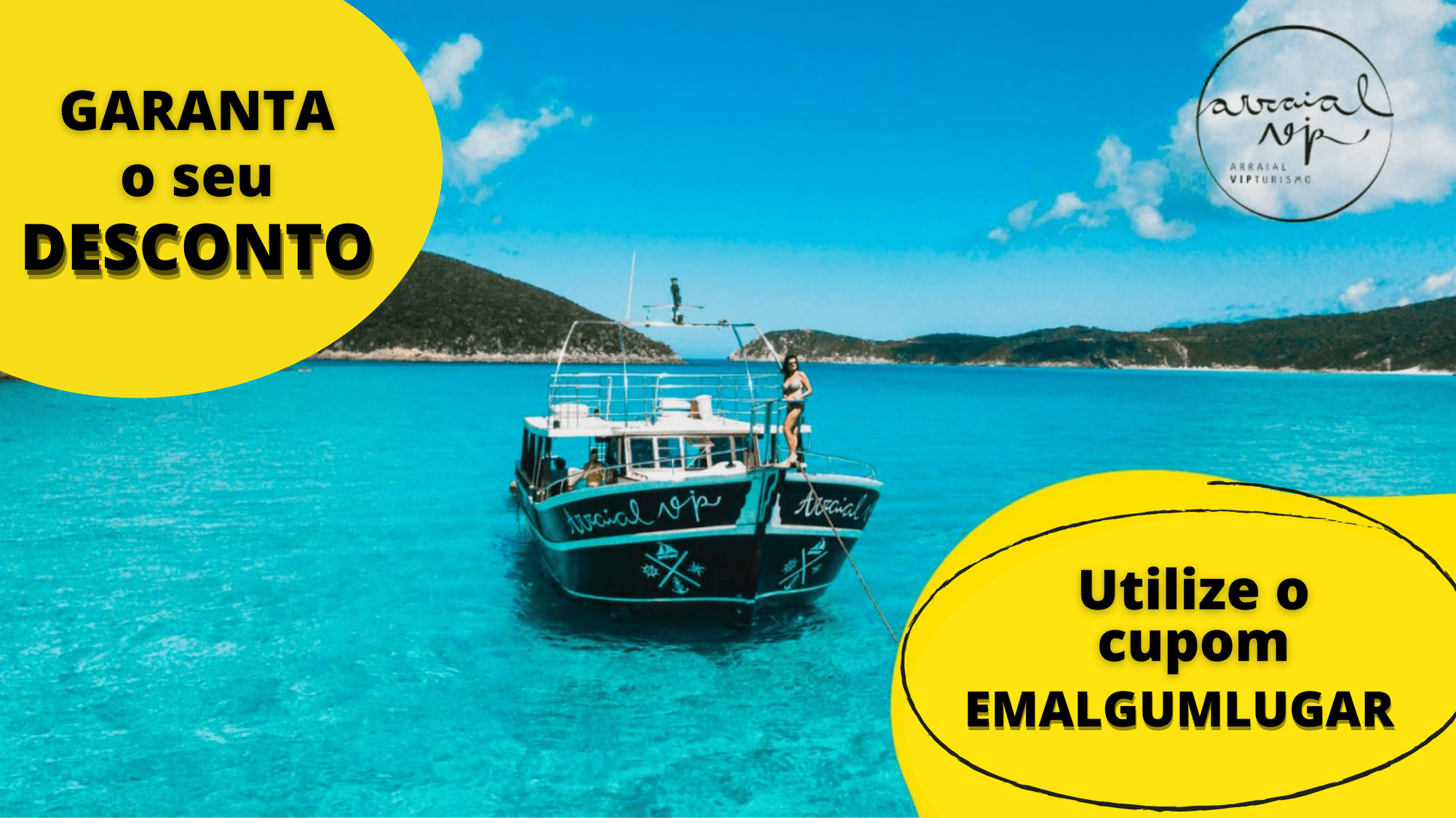 Banner de barco sobre o mar em Arraial do Cabo escrito 