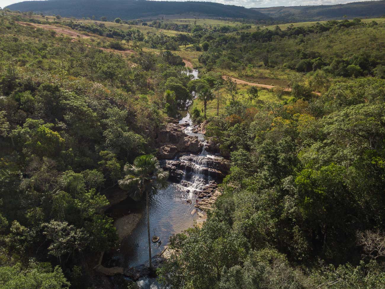 Vista de cima da Cachoeira do Coqueiro e Garganta em Pirenópolis cercada pela natureza