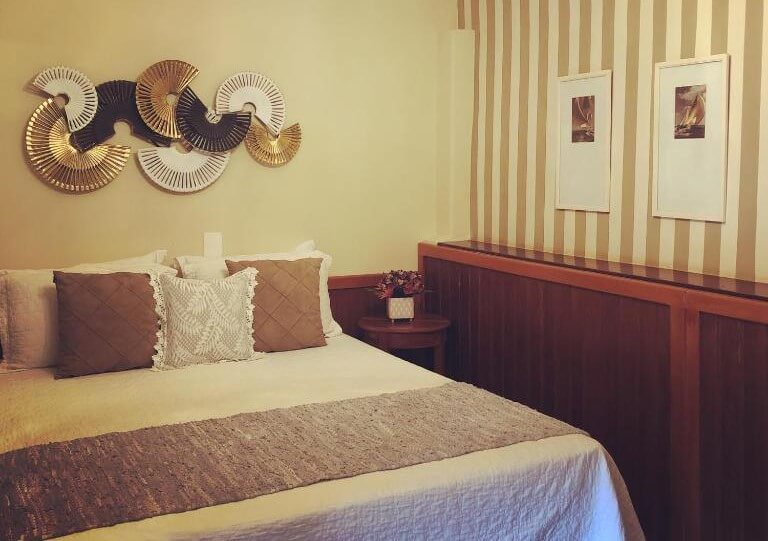 Cama de casal com decoração rústica e moderna