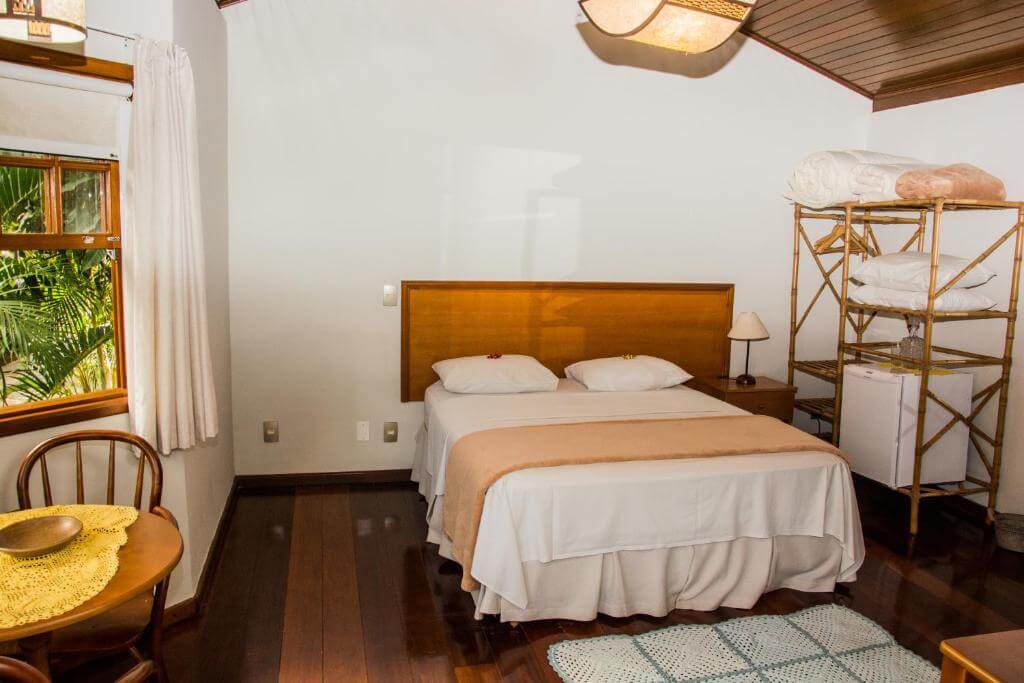 Quarto de casal espaçoso com móveis rústicos 