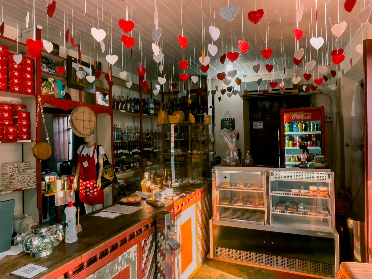 Área interna da Loja Amor Perfeito em Natividade com decoração de corações.