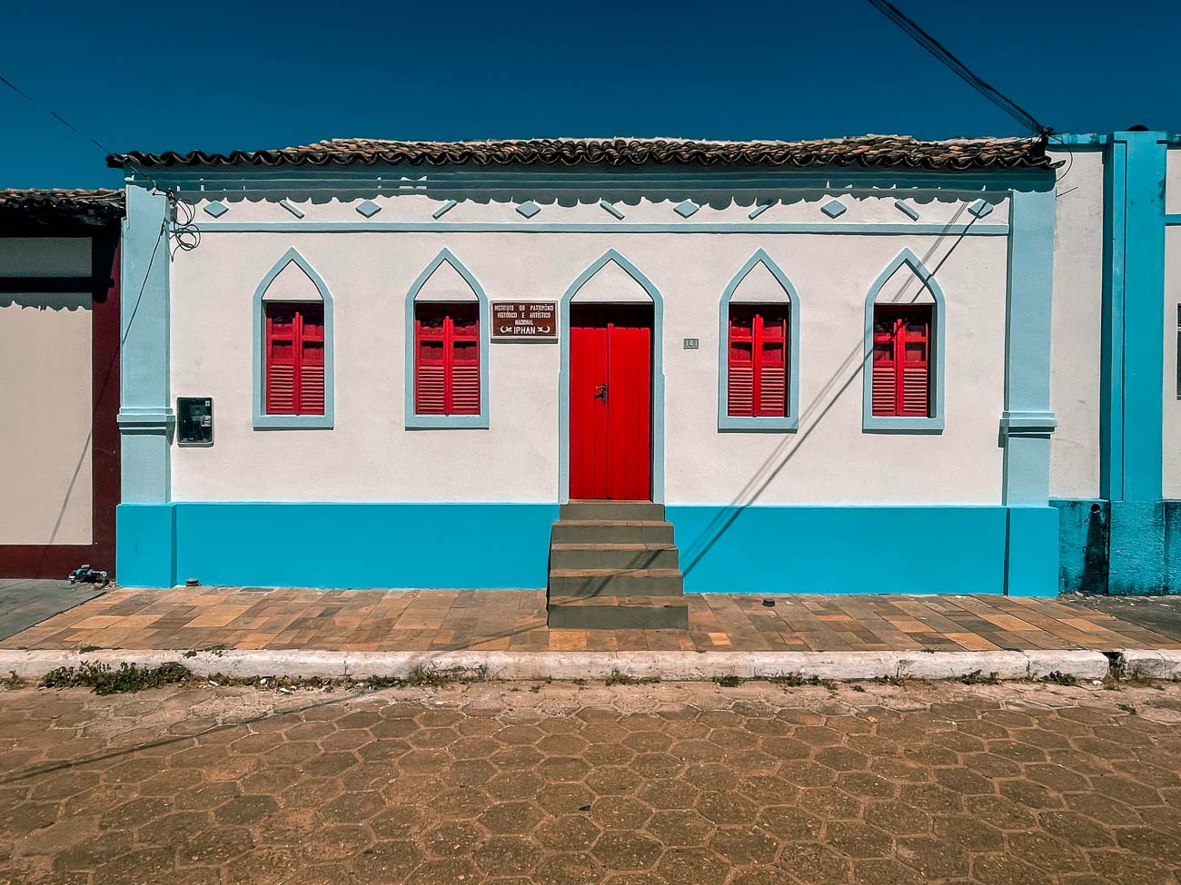 Construção colonial com portas e janelas vermelhas no Centro Histórico de Natividade