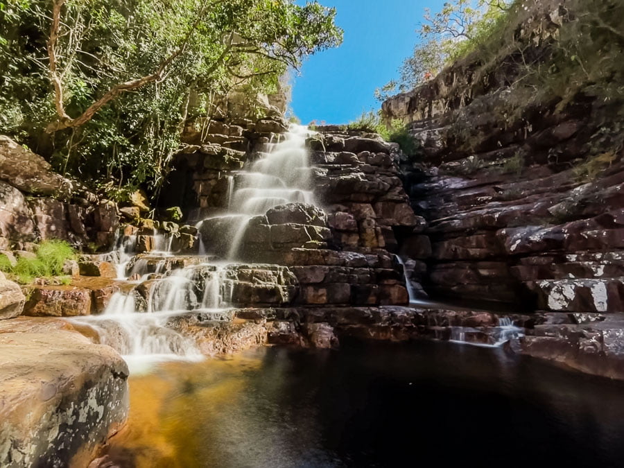 Queda d'água entre pedras na Cachoeira dos Anjos na Chapada dos Veadeiros