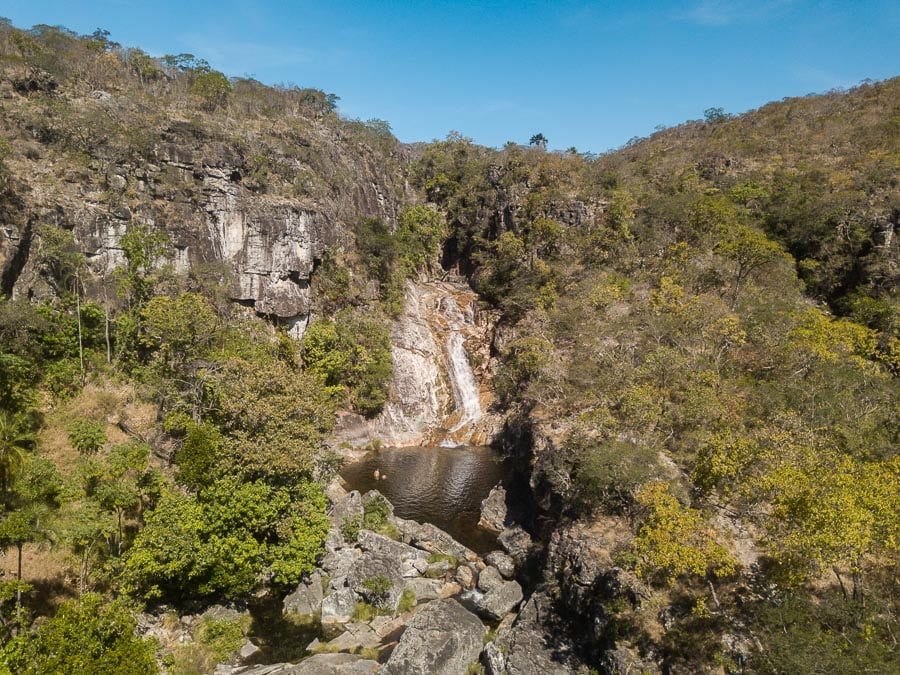 Vista panorâmica do Poço Encantado na Cachoeira Veredas, cercado por vegetação.
