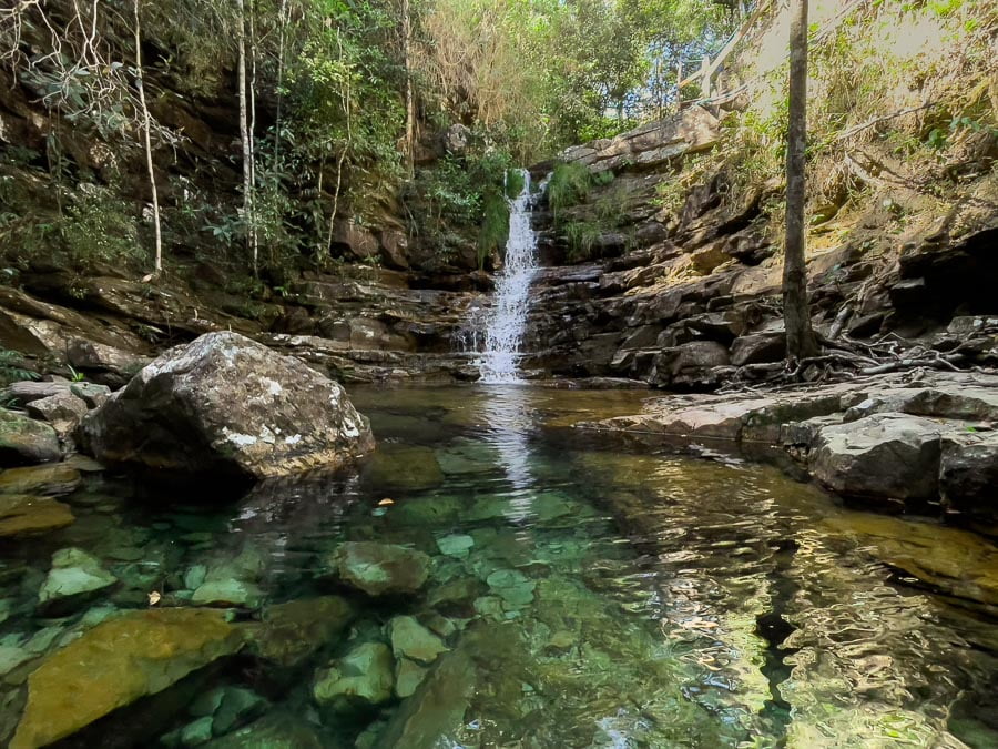 Poço de águas cristalinas cercado pela natureza no Complexo Loquinhas