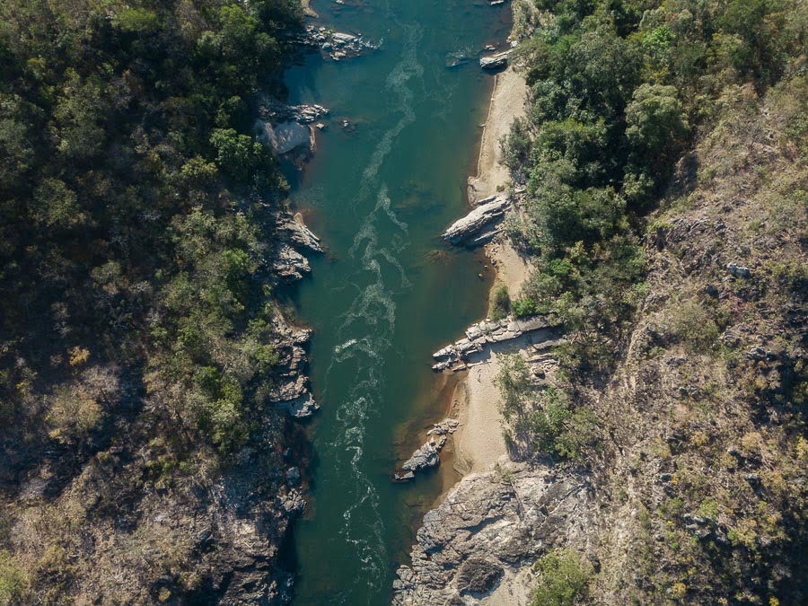 Vista área das águas esverdeadas do Rio Tocantizinho e sua margem cercada por vegetação.