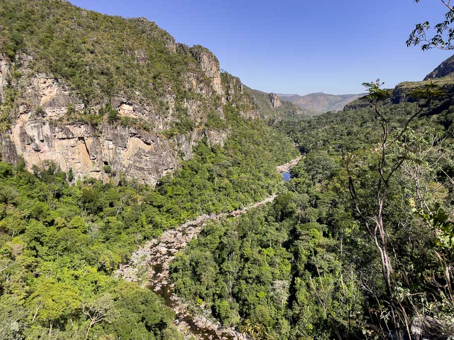 Trilha em meio à natureza no Parque Nacional da Chapada dos Veadeiros