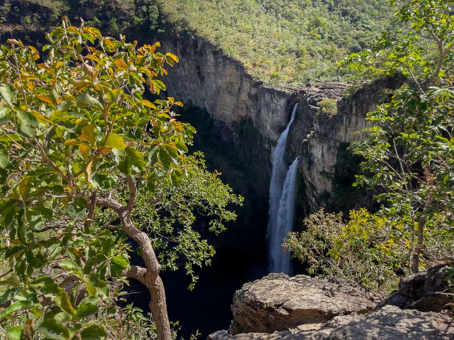 Queda d'água Salto 120 metros visto a partir do Mirante, cercado por natureza 