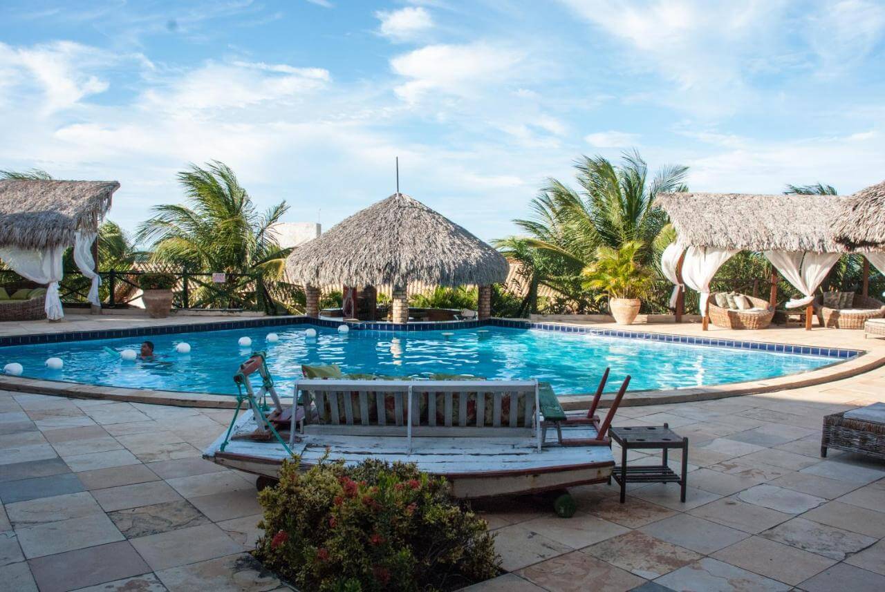 Piscina ao ar livre em um dia de sol em pousada em Canoa Quebrada